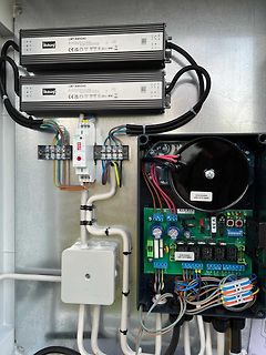Elektrische Installation mit Netzteilen und Steuerplatine