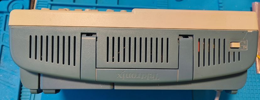 Seitenansicht eines Tektronix-Geräts