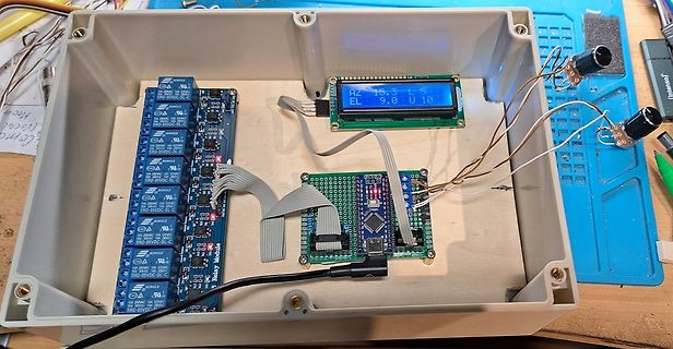 Elektronik-Aufbau in Gehäuse mit Display und Relaismodul