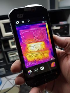 Wärmebildaufnahme eines elektronischen Geräts auf einem Smartphone-Display