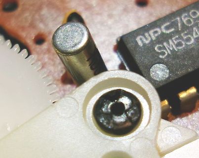 Nahaufnahme elektronischer Bauteile auf Leiterplatte