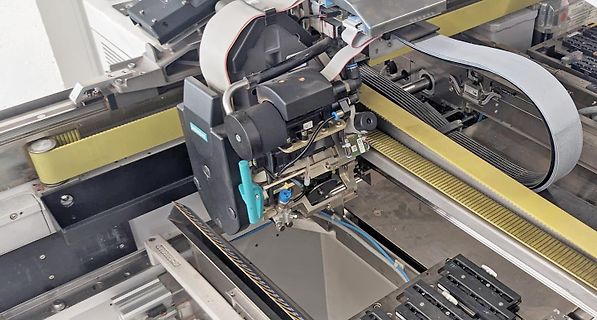 Nahaufnahme einer Bestückungsmaschine oder eines Pick-and-Place-Systems
