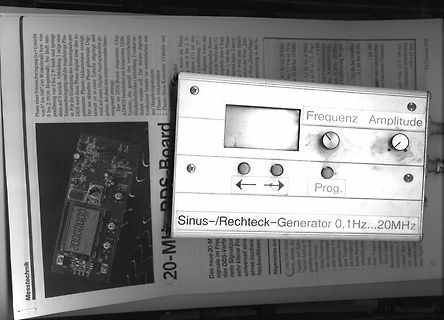Foto eines Sinus-/Rechteck-Generators und Buchseite