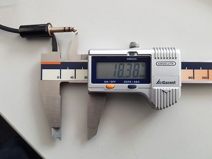 Messung eines Klinkensteckers mit Messschieber